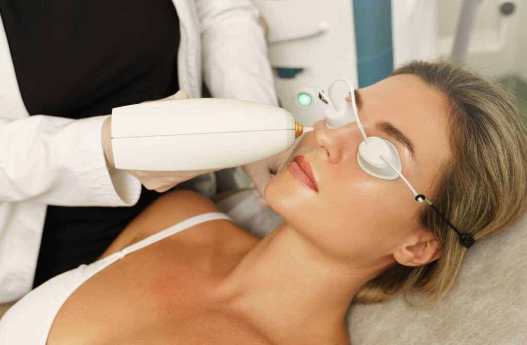 An optometrist uses IPL to treat a female patient's dry eye